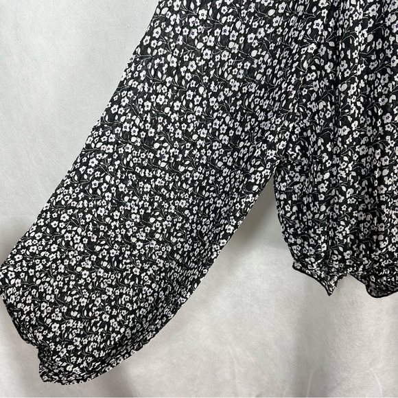 Lulus Pen Pal Black and White Floral Print Pleated Crop Top
Blouse Size Small - Picture 9 of 12